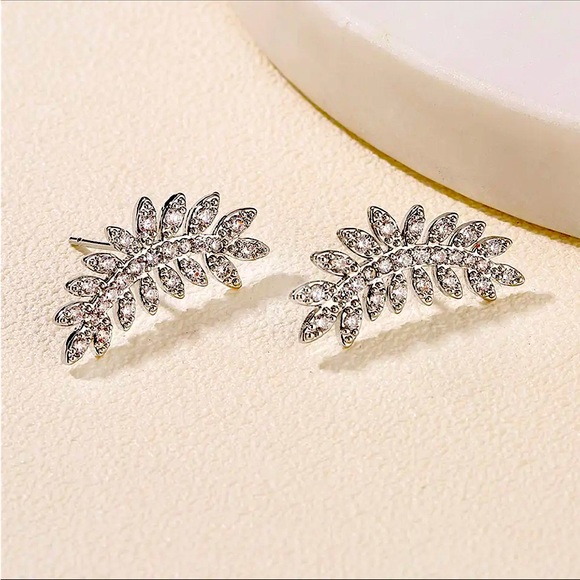 Chic Leaf Shaped Stud Earrings - Picture 2 of 4